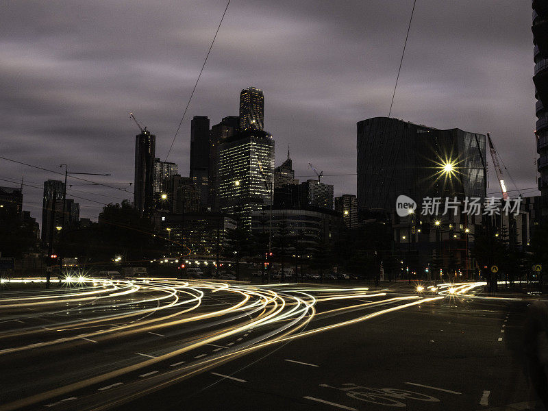 夜晚城市街道十字路口