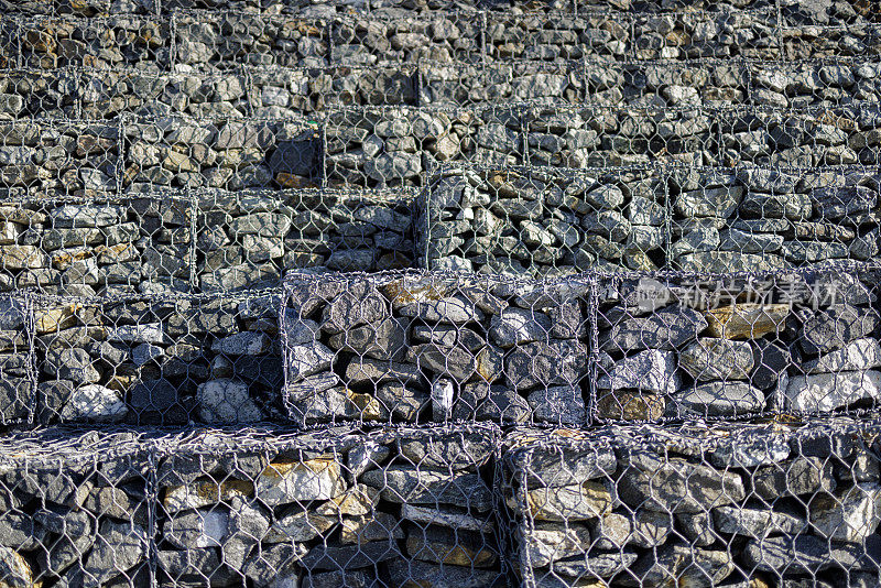 城市装饰用石头在长廊上形成金属网。