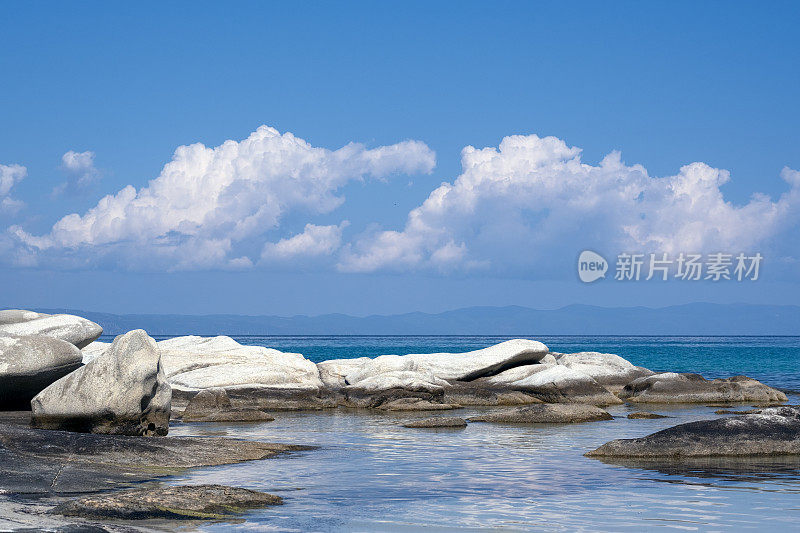 哈尔基迪基卡里迪海滩上的白色石头