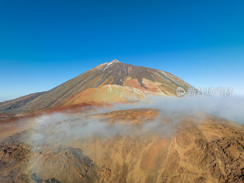 西班牙特内里费岛云层之上的泰德火山山顶鸟瞰图