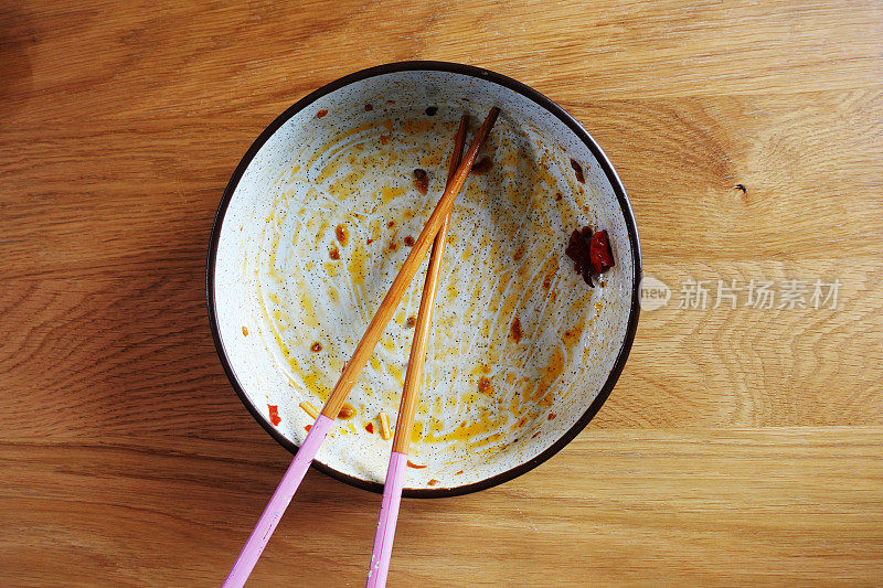 筷子和吃完后的空碗