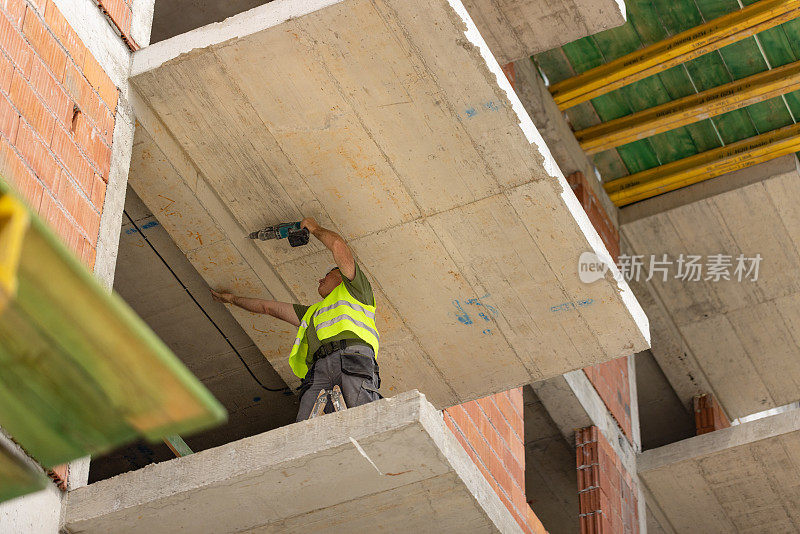 在工地工作的面目全非的建筑工人