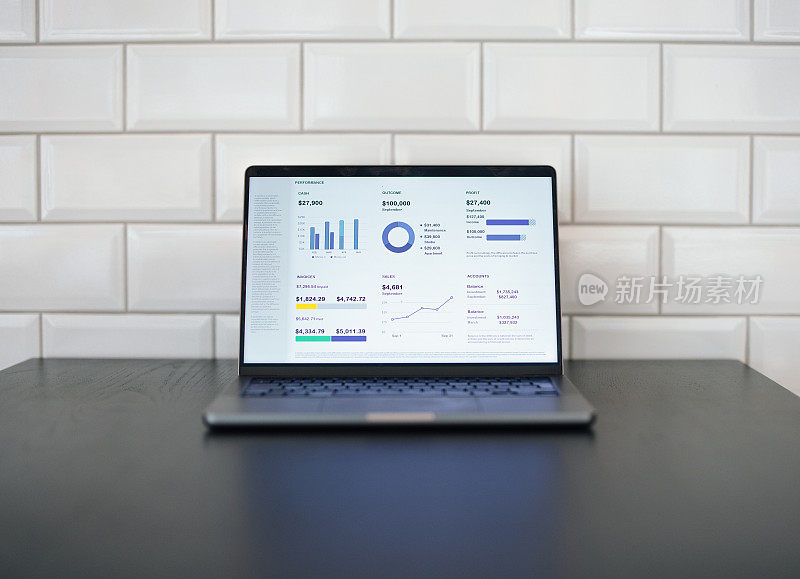 办公桌上笔记本电脑的特写照片