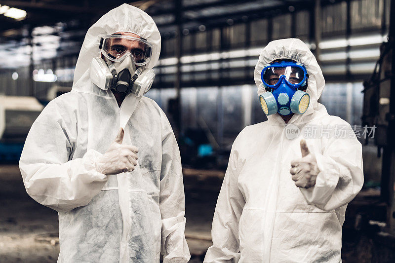 科学家穿着化学防护服检查危险化学品，在危险区域工作。穿着防护服的医护人员齐心协力控制疫情