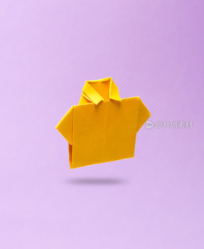 黄色折纸衬衫漂浮在紫色的背景