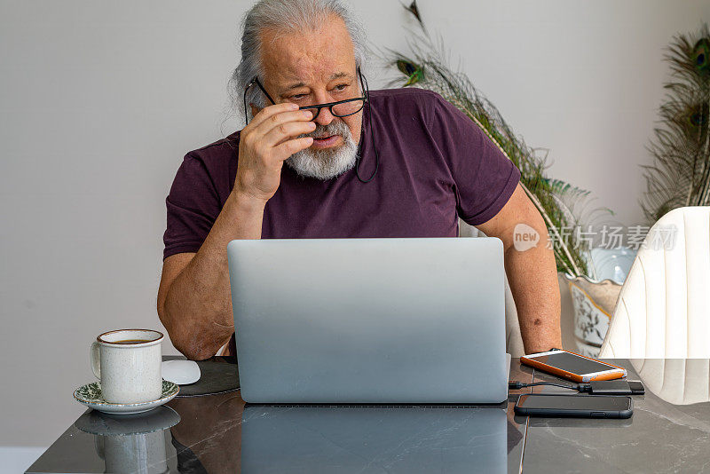 老年人与科技的沉默孤独:一个凝视过去的人