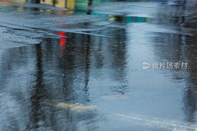 路上的水坑。多雨的天气。雨