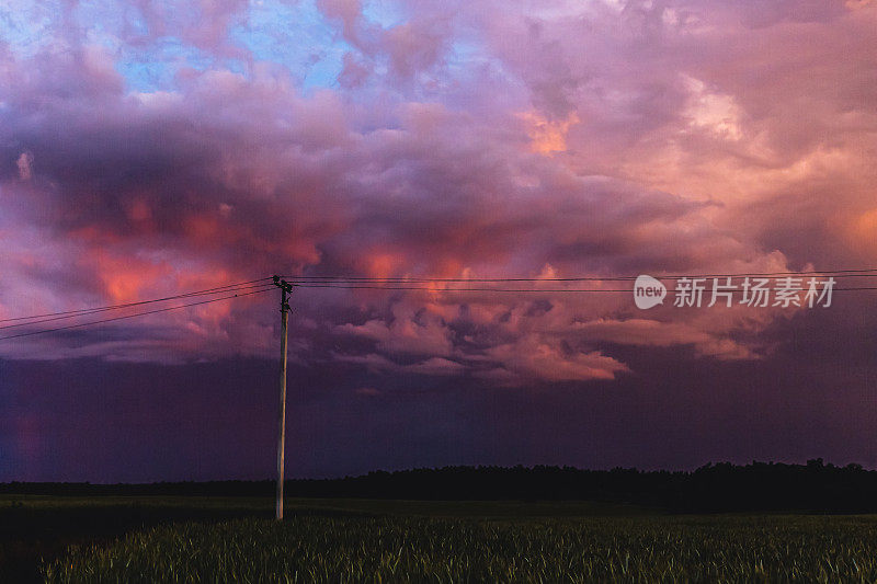 日落天空背景。雨的云。夏天的夜晚。