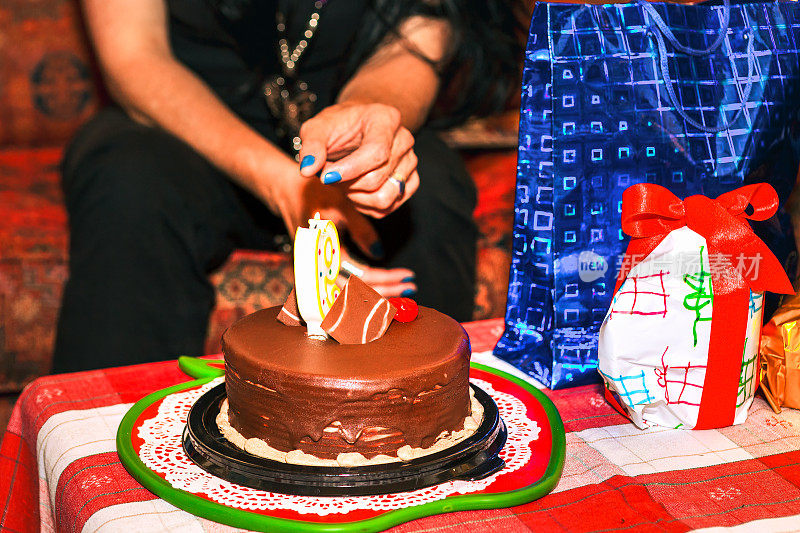 波哥大，哥伦比亚-生日蛋糕和礼物