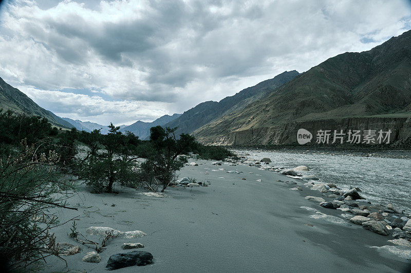 伊涅切克河位于南天山河谷