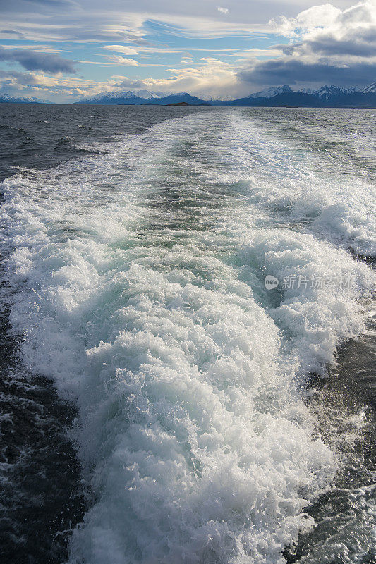 船在海上航行的泡沫。小猎犬号通道。乌斯怀亚，阿根廷巴塔哥尼亚。