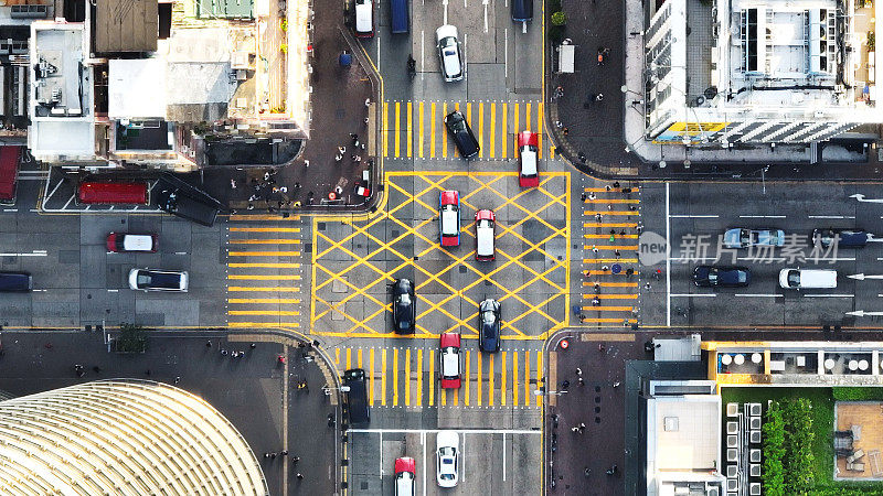 香港闹市区旺角十字路口，汽车交通在道路上运输，行人行人过斑马线。无人机俯视图。亚洲生活方式，亚洲交通都市生活