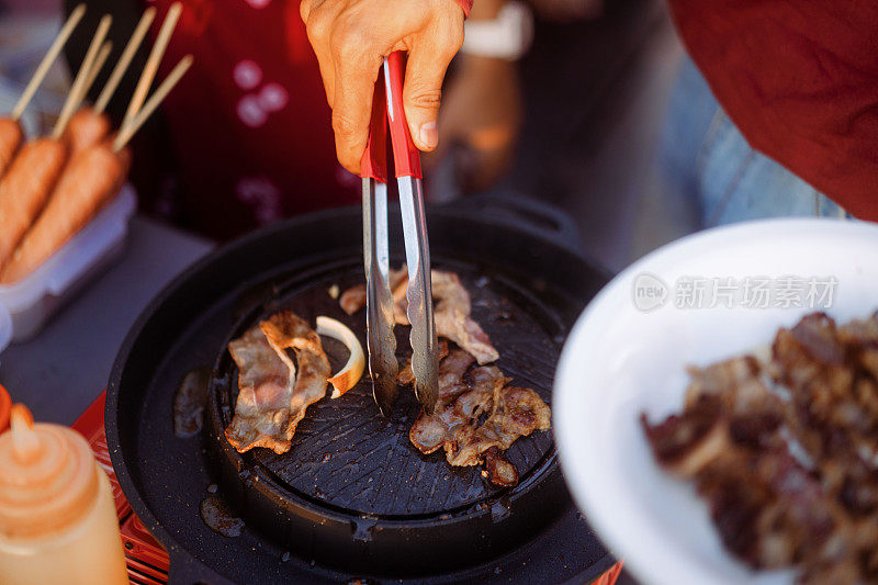 近距离牛肉在铸铁烤盘上烤