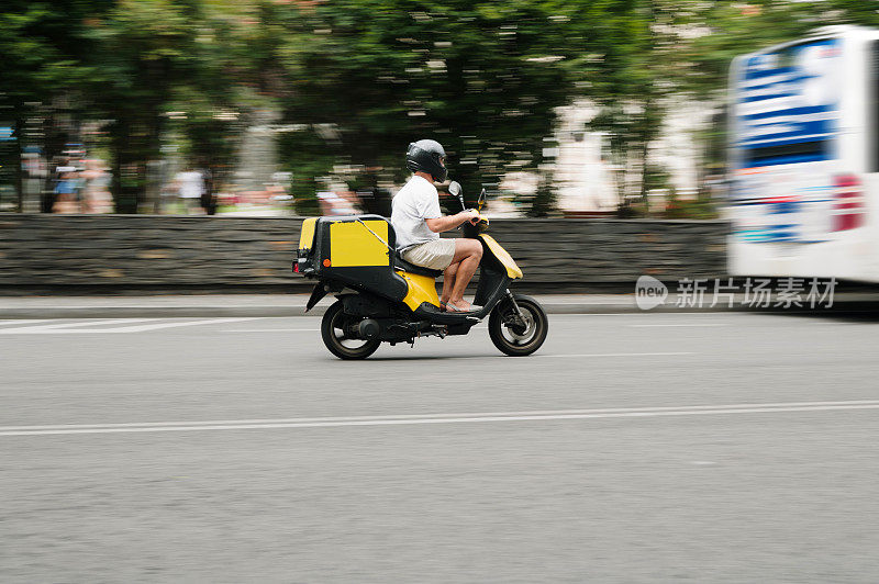 运动中的送货滑板车