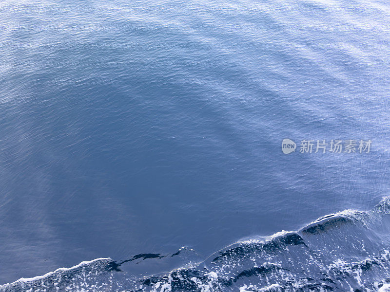 波涛汹涌的游船在海上前进。北爱琴海，土耳其海岸。