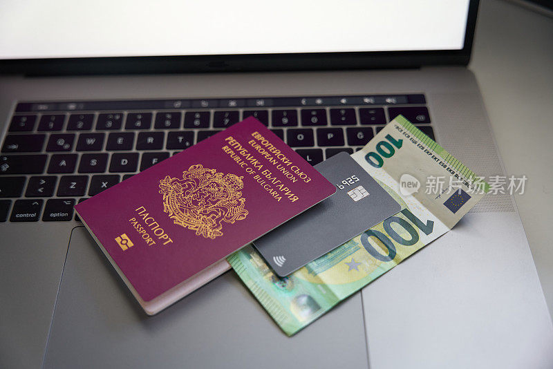 保加利亚护照，信用卡和一百欧元钞票。