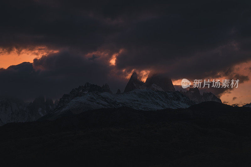 晨光中的雪山