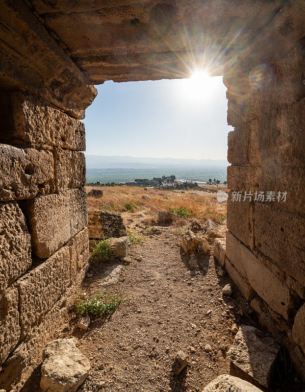 在德尼兹利的Pamukkale，日落时分的古代赫拉波利斯遗址