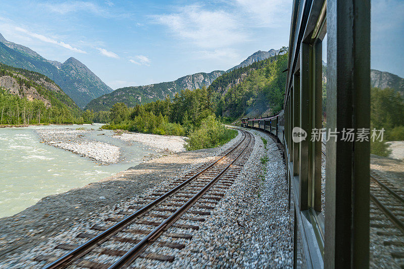 美国阿拉斯加州怀特山口山顶游览列车。