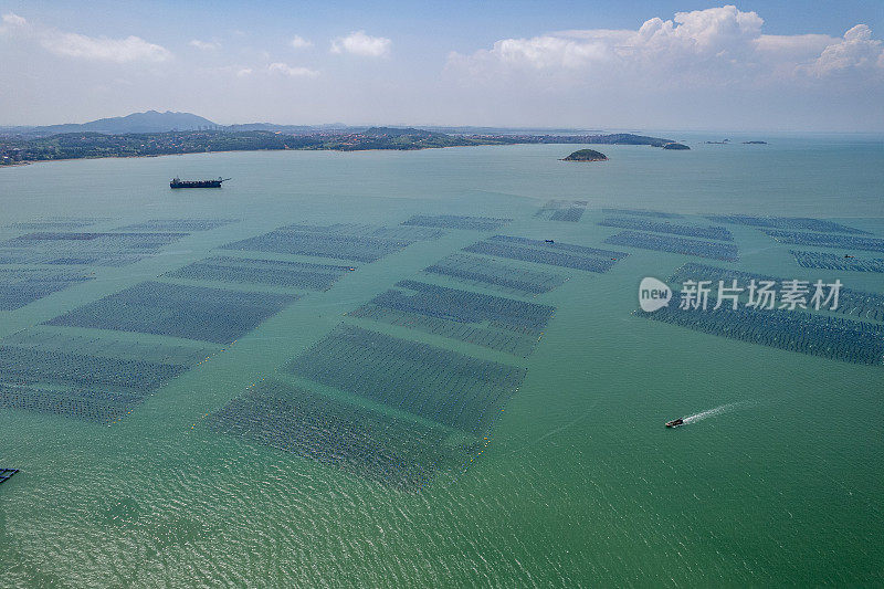 海上漂浮的水产养殖场鸟瞰图