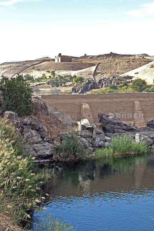 古水坝和阿迦汗陵墓在尼罗河瀑布之上，阿斯旺，尼罗河，埃及