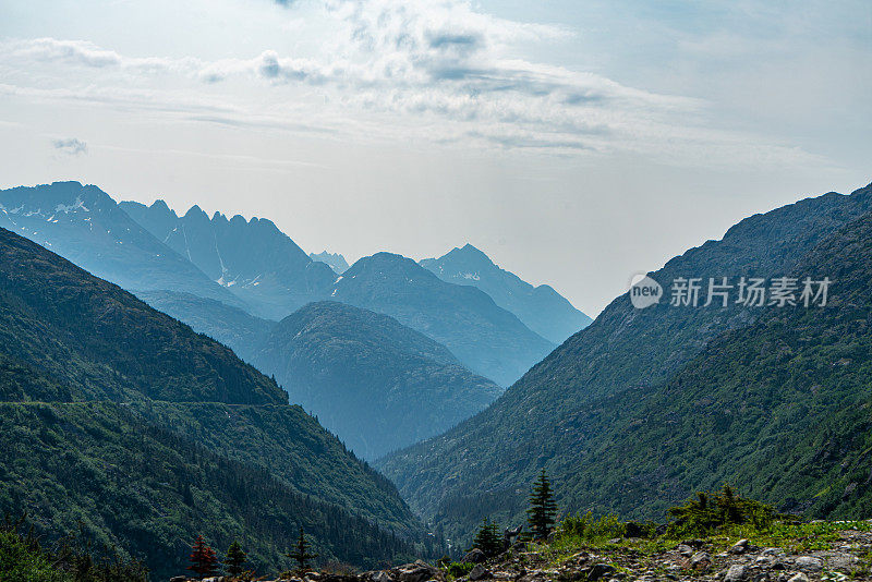 美国阿拉斯加州怀特山口山顶游览列车。