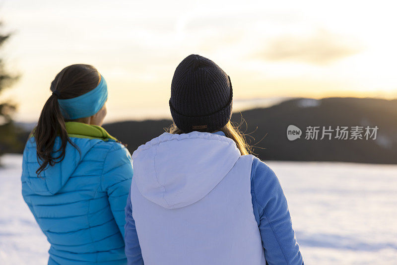 两个女人在滑雪假期欣赏山景