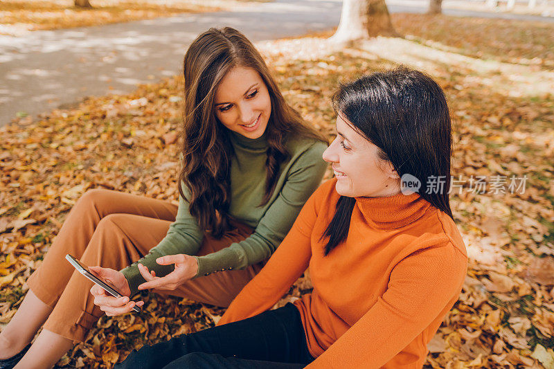 两个年轻女子在享受秋天