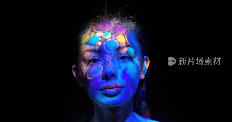 抽象的灯光照在一个女人的脸上