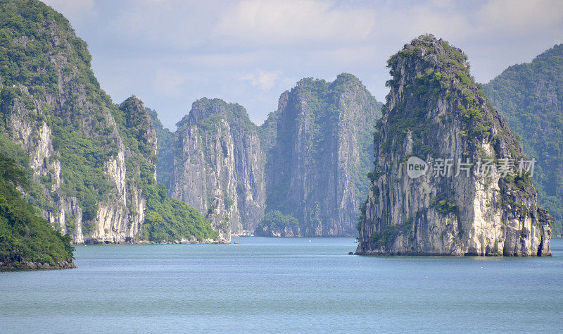 引人注目的石灰岩悬崖和岩石尖峰或喀斯特点缀在越南下龙湾，这是南中国海著名的邮轮目的地