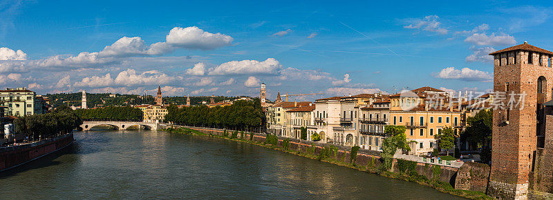 从意大利维罗纳的斯卡利格罗桥和维奇奥城堡眺望