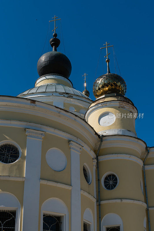 2023年7月9日，俄罗斯梅什金。夏日天空背景下圣母升天大教堂的建筑细节。