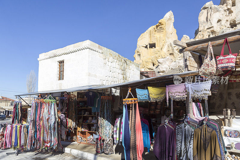 卡帕多西亚Çavuşin村出售带有土耳其图案的纪念服装的商店。