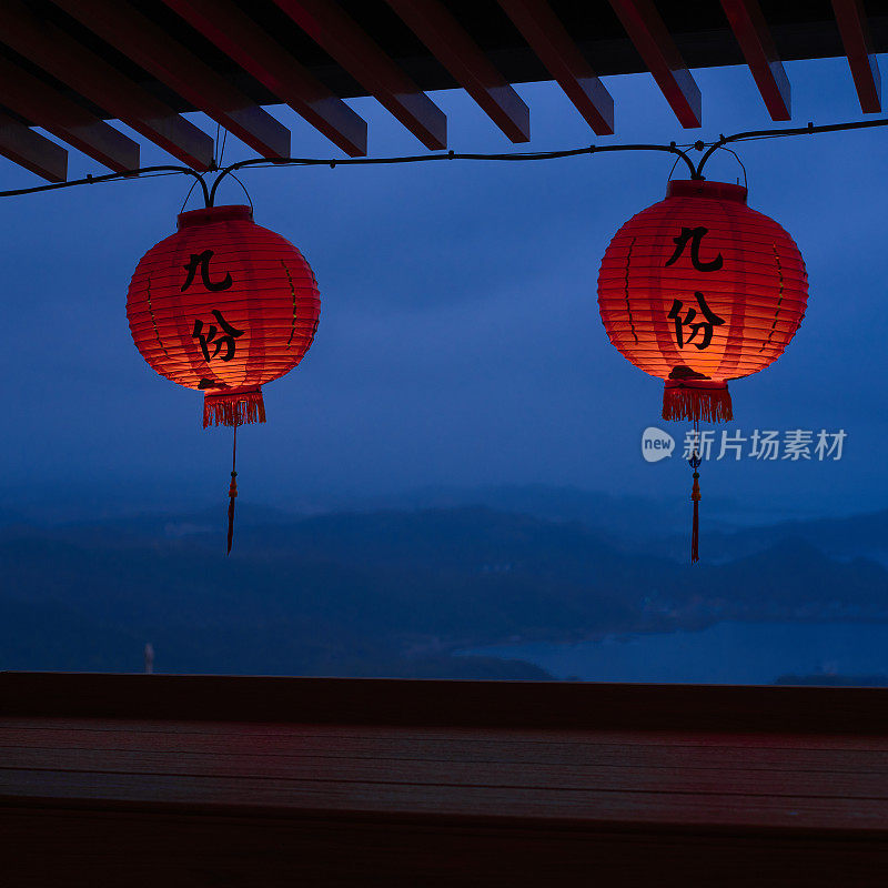 台湾台北，茶室里九分雨中的日落景象。