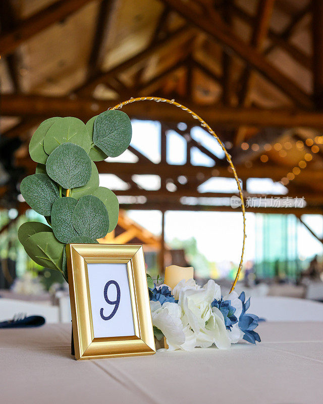 婚礼场地和活动空间的餐桌号码的中心装饰品