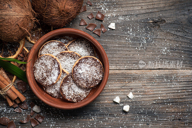 自制巧克力饼干洒上椰子