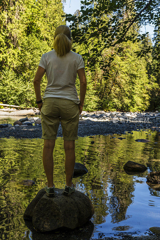 在加拿大不列颠哥伦比亚省的一次徒步旅行中，一位女士在一个美丽的湖边