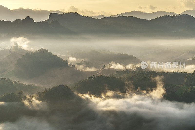 美丽的山景在上午班贾博村，泰国湄宏山。