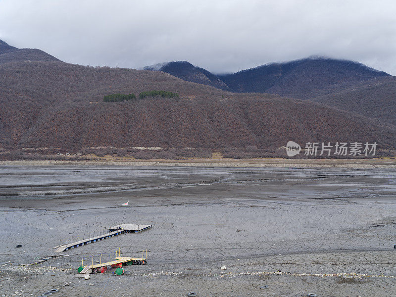 在干涸的河床上的码头