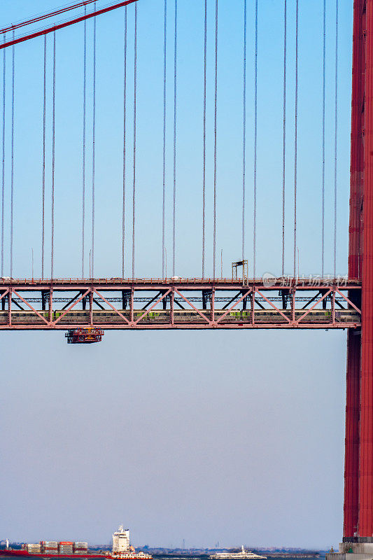 4月25日吊桥的一部分，红色钢索，道路交通循环进入里斯本，以及底部的双车道吊桥，黎明时分进行维护。