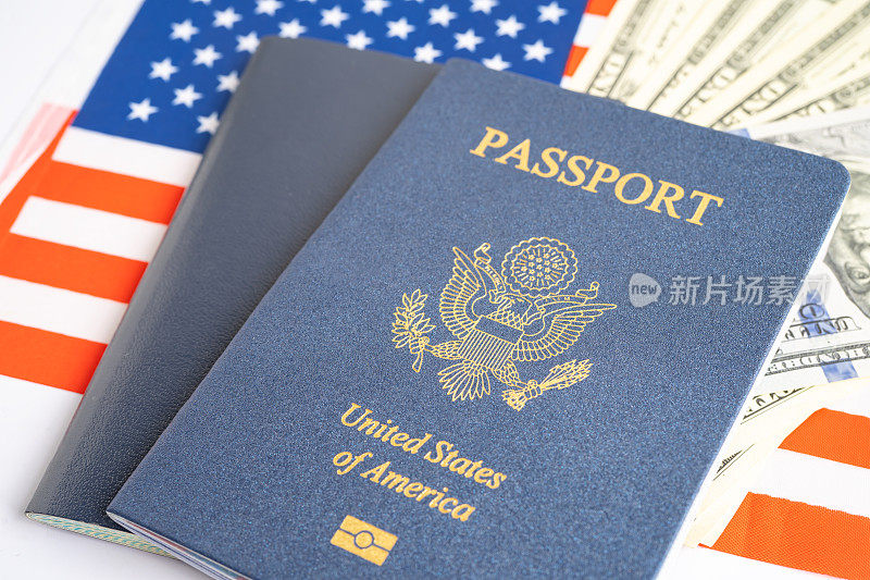 发给美国公民和国民的美国护照，可以携带美国国旗和美元在大多数国家旅行。