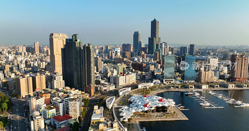 鸟瞰蓝天背景的高雄市与台湾高雄港。