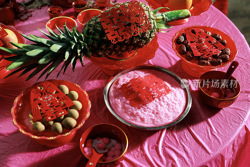 传统的中国婚礼餐桌布置，用于祈福仪式