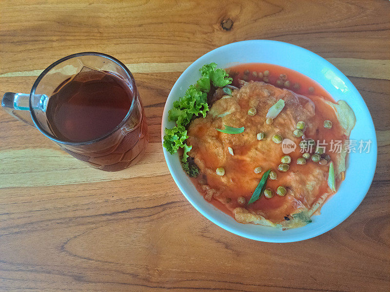 福永海——由鸡蛋、蔬菜和糖醋汁制成。用杯子盛茶。食物和饮料菜单。