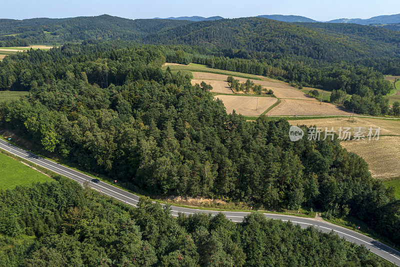 田园诗般的风景与道路