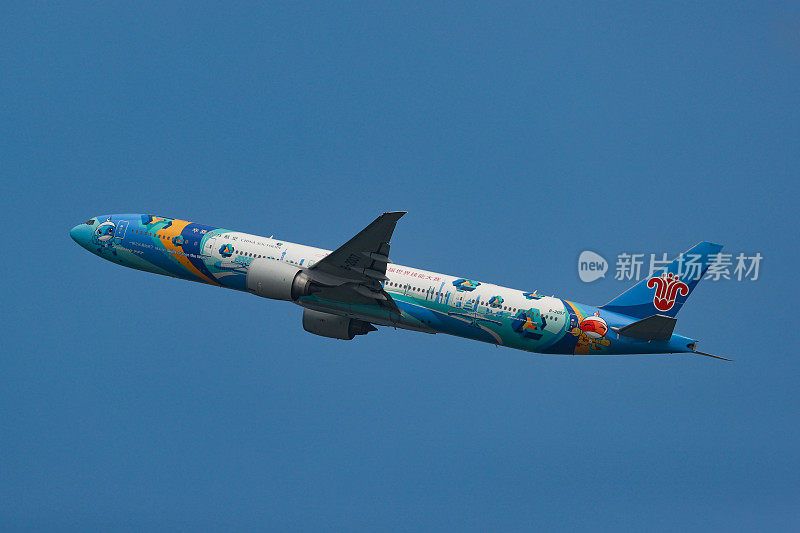 中国南方航空公司波音777-31B(ER)从澳大利亚悉尼金斯福德史密斯机场起飞
