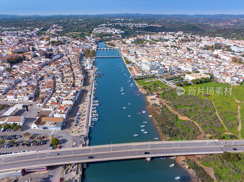 塔维拉和吉劳河无人机鸟瞰风景如画的村庄在阿尔加维葡萄牙