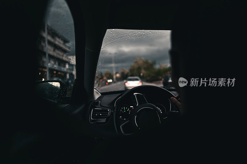 汽车仪表盘关闭。在暴风雨中开车。