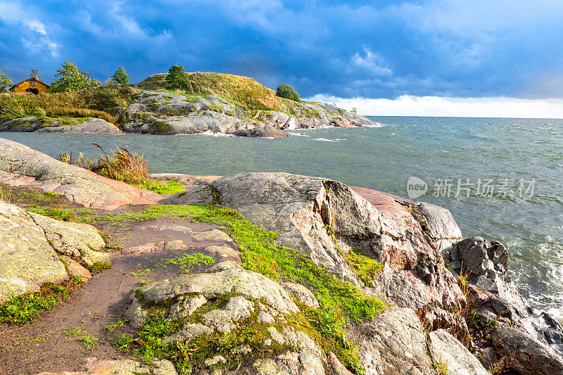 赫尔辛基。芬兰。波罗的海沿岸。岩石海岸。自然风光。北部的本性。波罗的海多云的夏日。芬兰湾。芬兰语。穿越斯堪的纳维亚国家的旅程。
