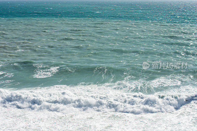 蓝色和湛蓝的海浪，大自然的巨大力量和力量